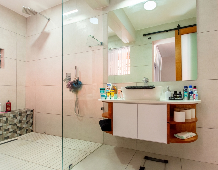 5 Bedroom Property for Sale in Paradise Beach Western Cape